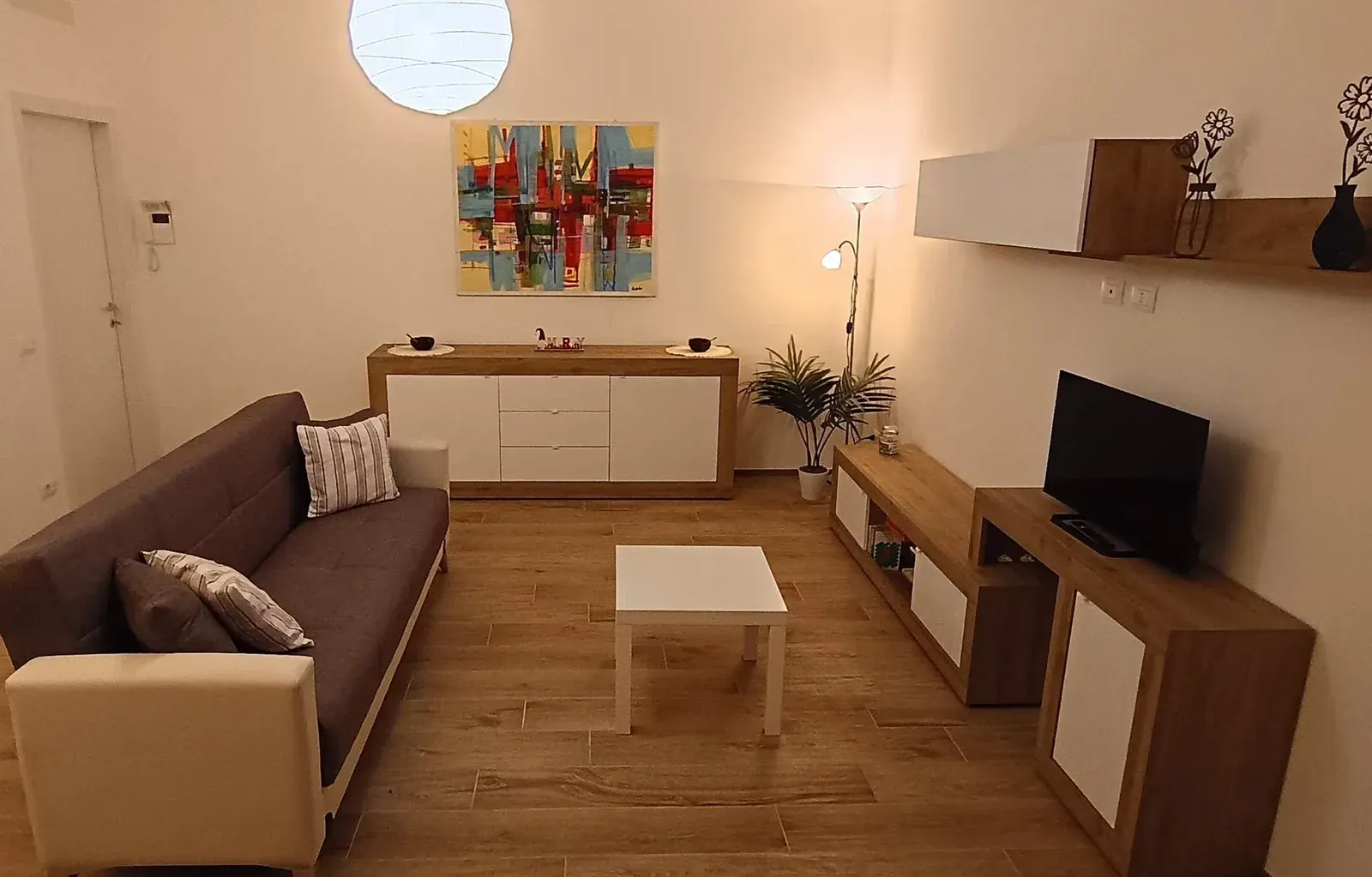 Living room with a sofa and furnishings used to illustrate photo review